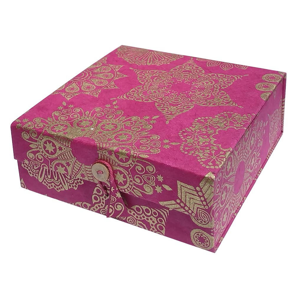 Geschenkbox violett mit goldfarbenem Muster 15x15x5cm